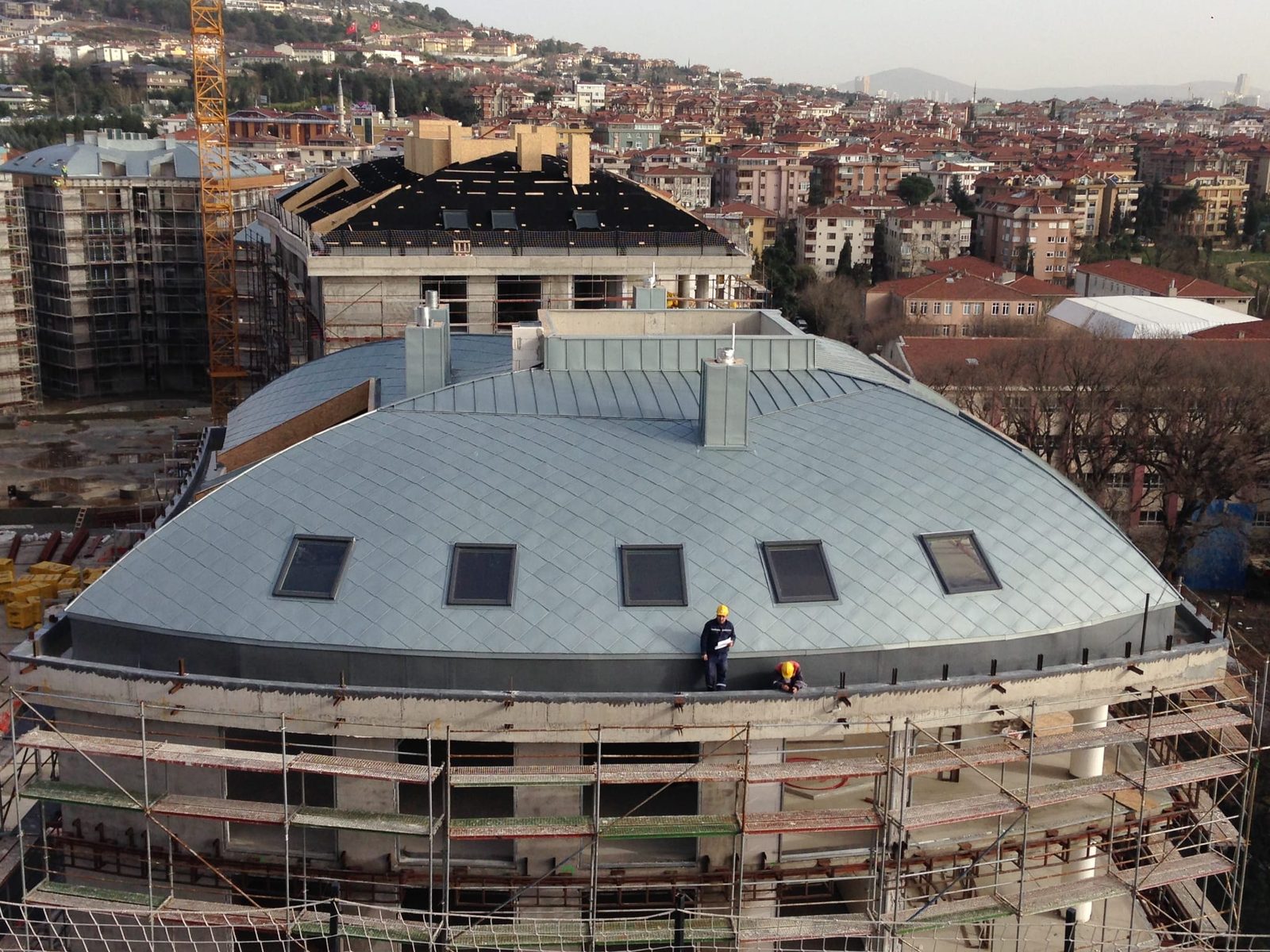 Uygulama sürecinde özel form metal çatı