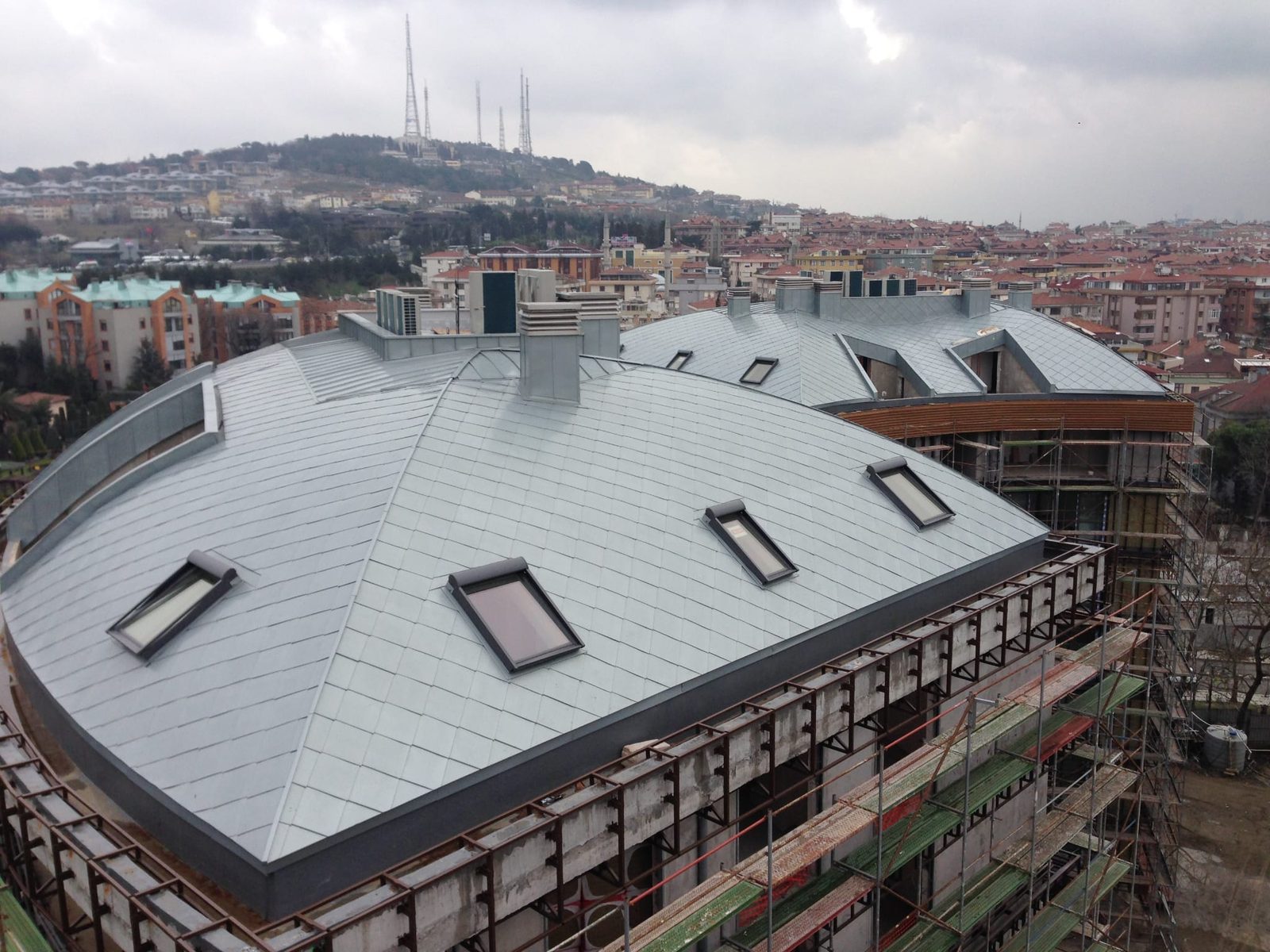 Kubbe formunda metal çatı ve çatı pencereleri
