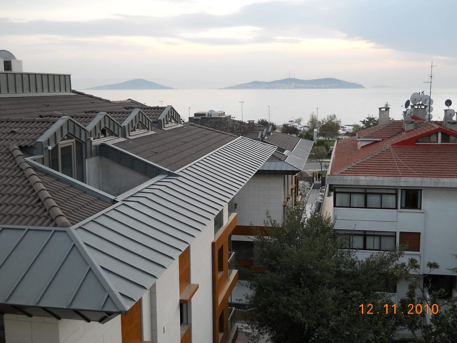 Kiremit çatılarla birlikte kenet geçişi