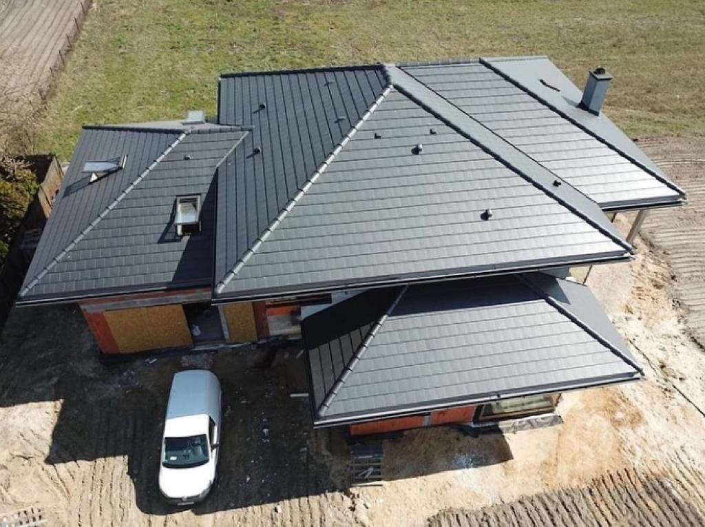 Çatı geometrisini ve farklı yüzeylerin bütünlüğünü gösteren drone görünümü