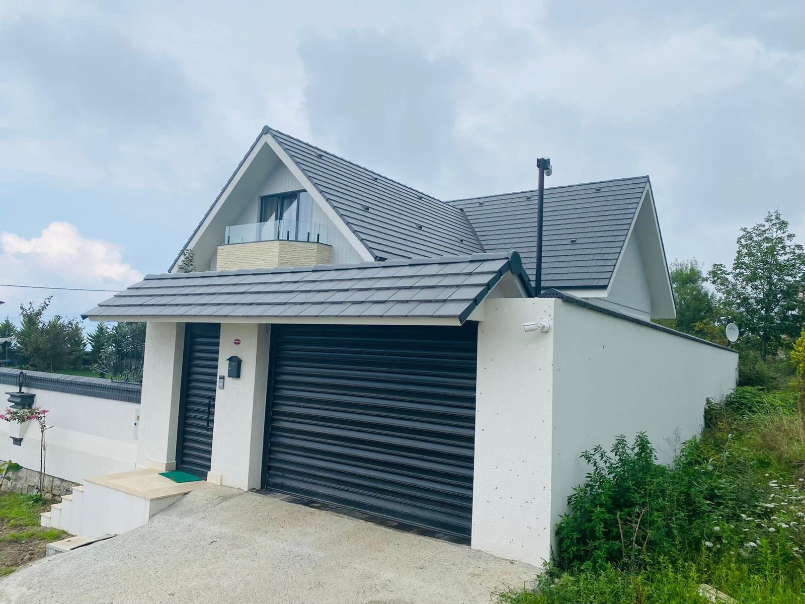BRAAS kiremit sistemiyle tamamlanmış modern villa çatı uygulaması